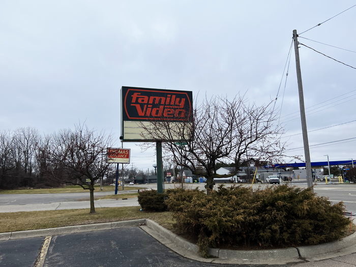 Family Video - Flint - 5620 S Saginaw St 3 (newer photo)